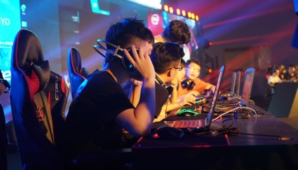  电竞解说激情澎湃点燃观赛热情