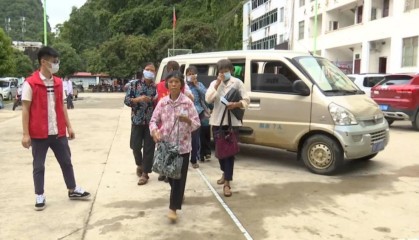  篮球明星公益行，爱心传递温暖人心