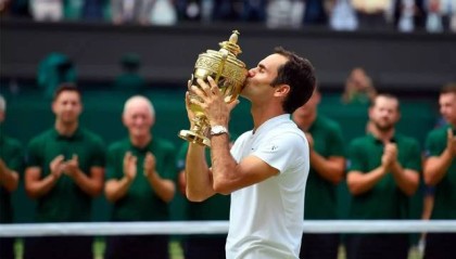  费德勒告别赛引泪目，球迷致敬传奇时刻