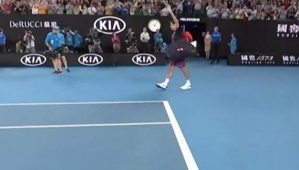  费德勒出席元老赛开幕式，传奇归来引全场起立致敬  