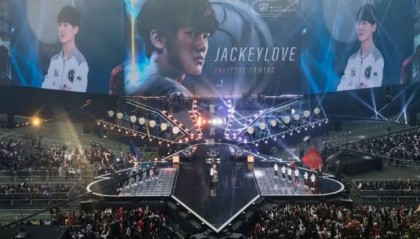  电竞选手刻苦训练磨砺精湛技艺