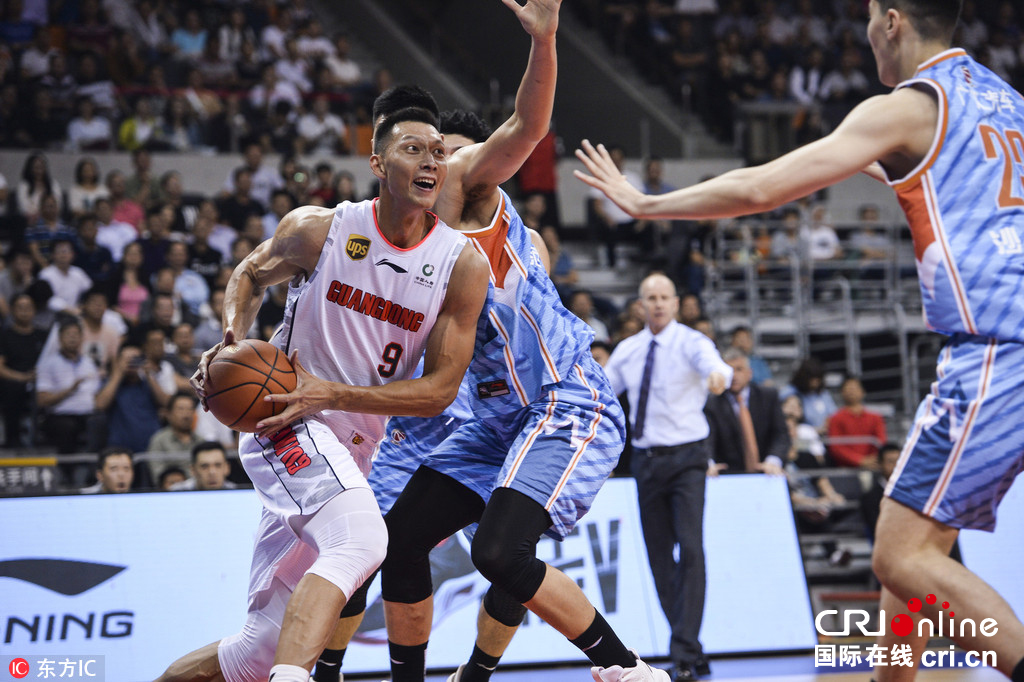  易建联复出首秀带领广东轻取深圳队
