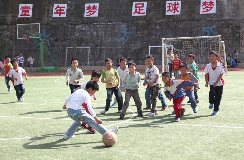  足球公益项目下乡，留守儿童圆梦球场  