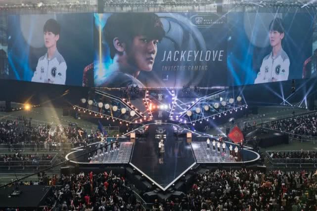  电竞选手刻苦训练磨砺精湛技艺