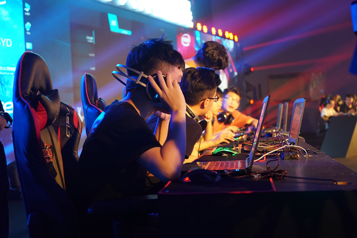  电竞解说激情澎湃点燃观赛热情