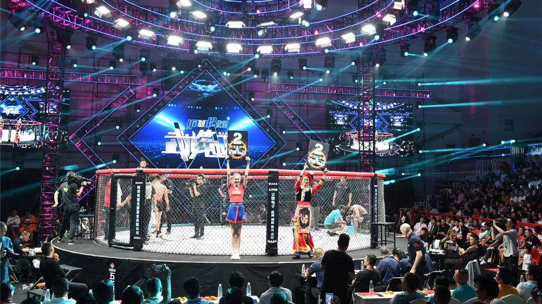  电竞场馆座无虚席，粉丝热情点燃赛场氛围  