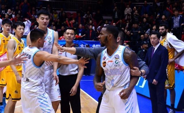  广州龙狮防守反击，爆冷击败浙江广厦队